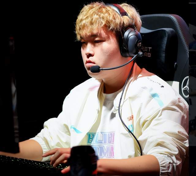 虽然他效力 虽然他效力